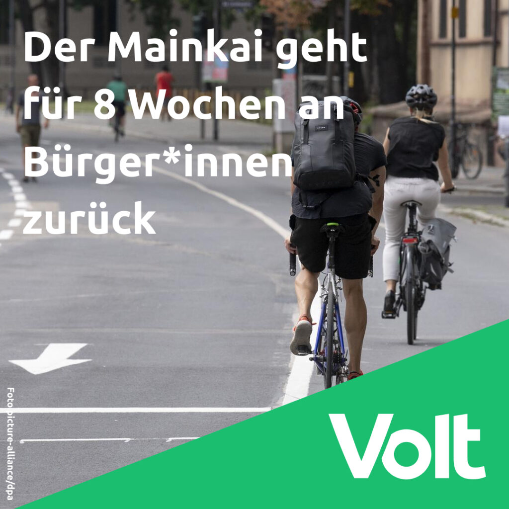 Zwei Fahrradfahrer von hinten, die über den autofreien Mainkai fahren. Im Bild steht auf weißer Schrift geschrieben: "Der Mainkai geht für 8 Wochen an Bürger*innen zurück."