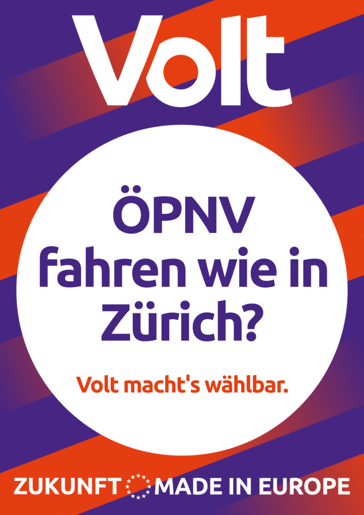 Kommunalwahlplakat von Volt Frankfurt. Text auf Rot-Lila Hintergrund: ÖPNV fahren wie in Zürich? Volt macht's wählbar.