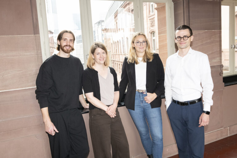 Gruppenbild: Martin Huber, Britta Wollkopf, Elisa Grote, Johannes Hauenschild in einem Flur des Römers