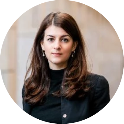 Ein Portrait von Eileen O'Sullivan, die Volt Stadträtin und Dezernentin für Digitalisierung, Bürger:innenservice, Teilhabe und EU-Angelegenheiten